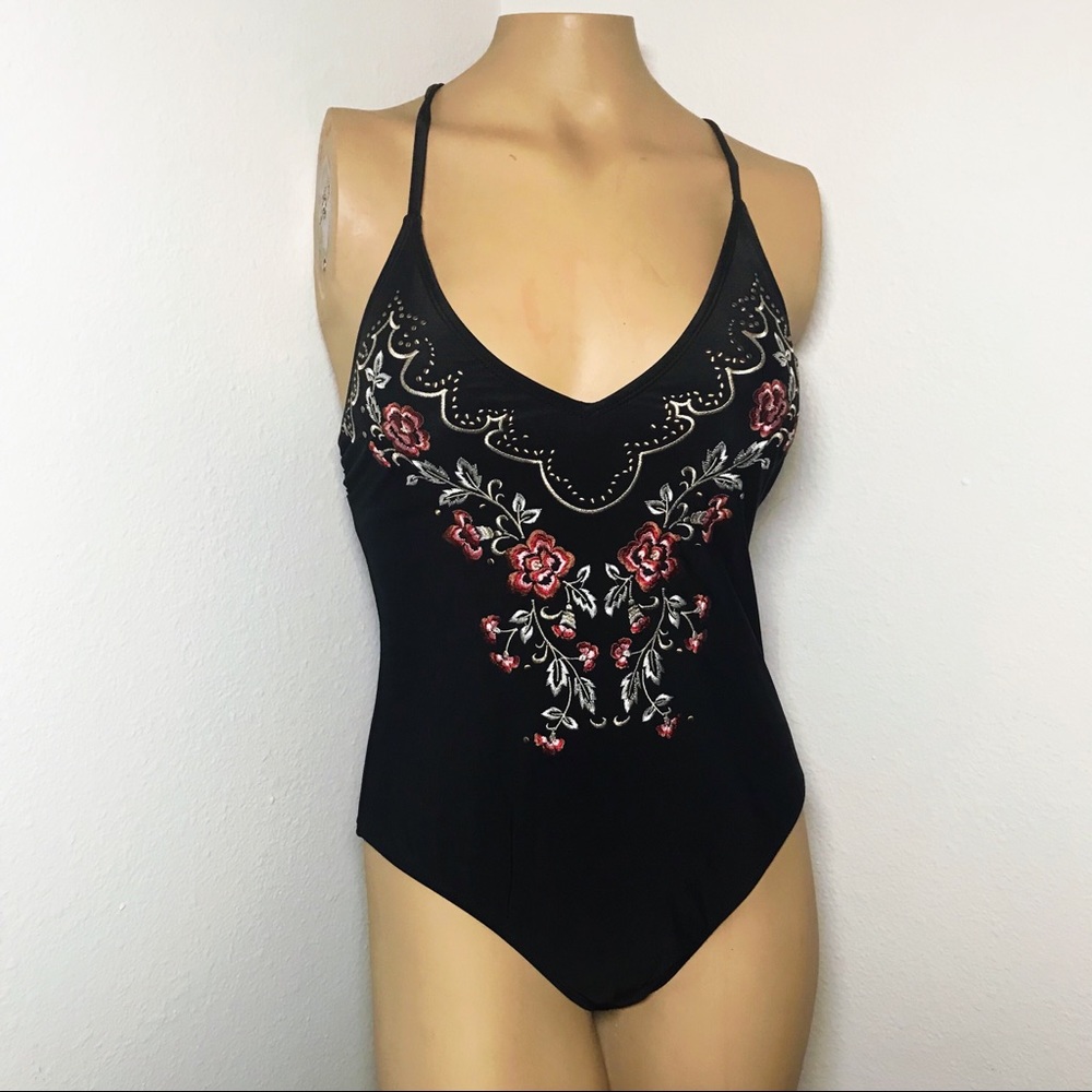 🚨Sold🚨Xhilaration rose embroidered baiting suit - Picture 2 of 4